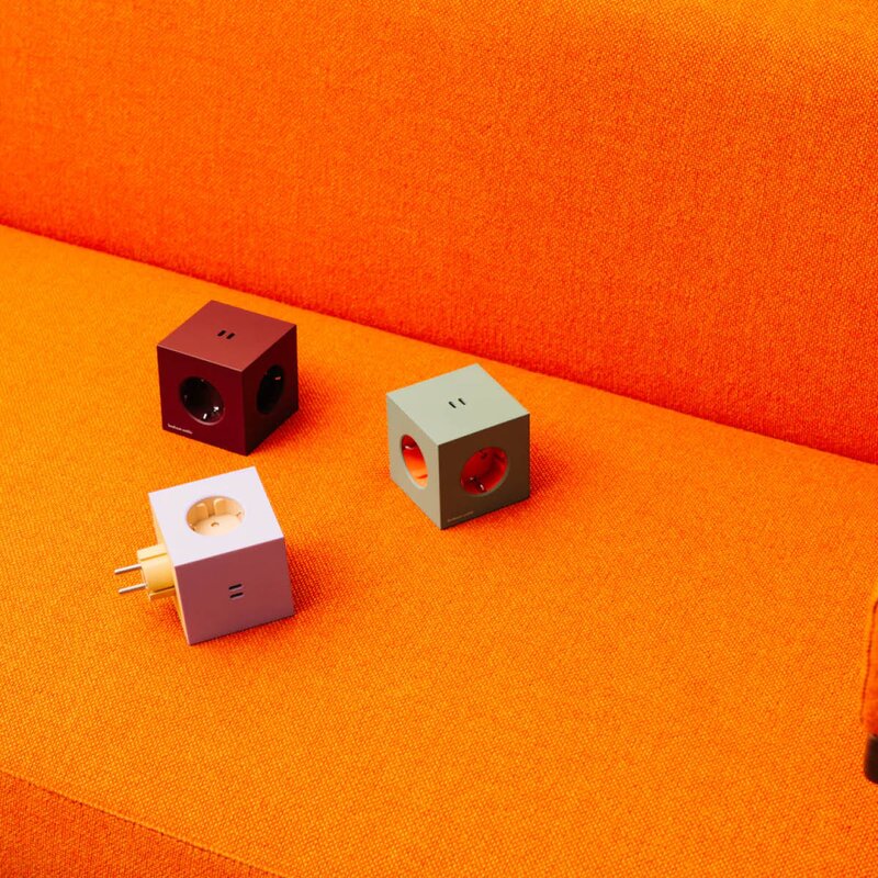 Avolt Square 2 Bauhaus Archiv USB-C 76x76 cm 30W Mulberry Red