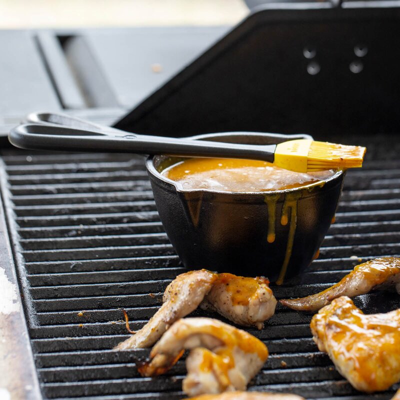 Lodge Cast Iron Sauskjele i støpejern med silikonbørste 24x14 cm