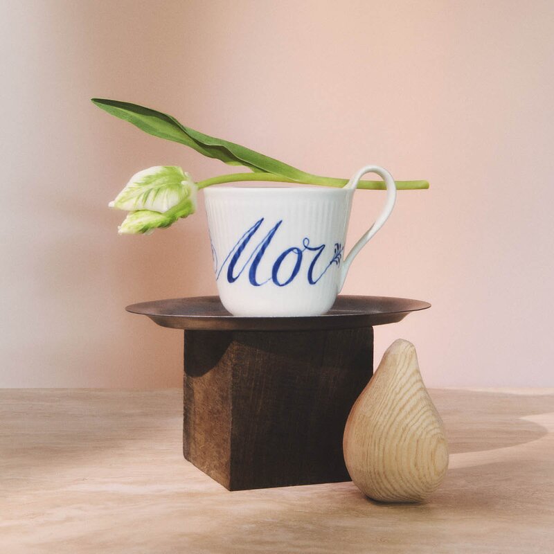 Royal Copenhagen Alphabet Collection krus Mor 33 cl blå/hvit