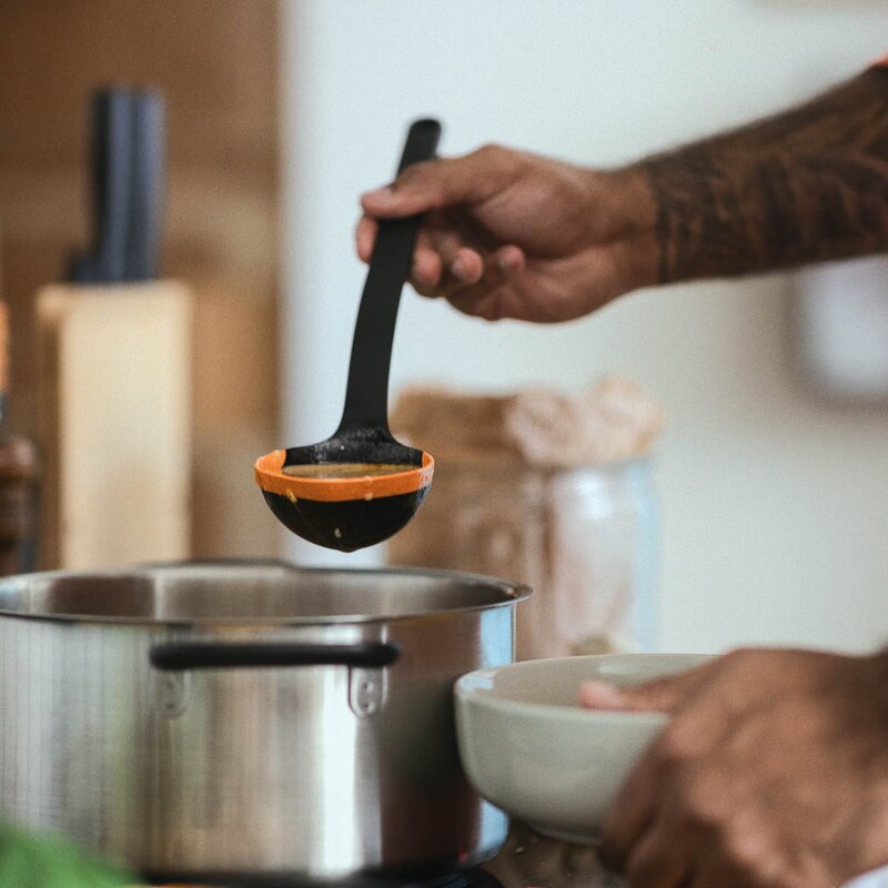 Fiskars Functional Form suppeøse 36 cm svart/rustfritt stål