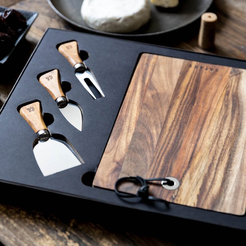 Satake Ostesett med skjærebrett og 3 kniver akasie