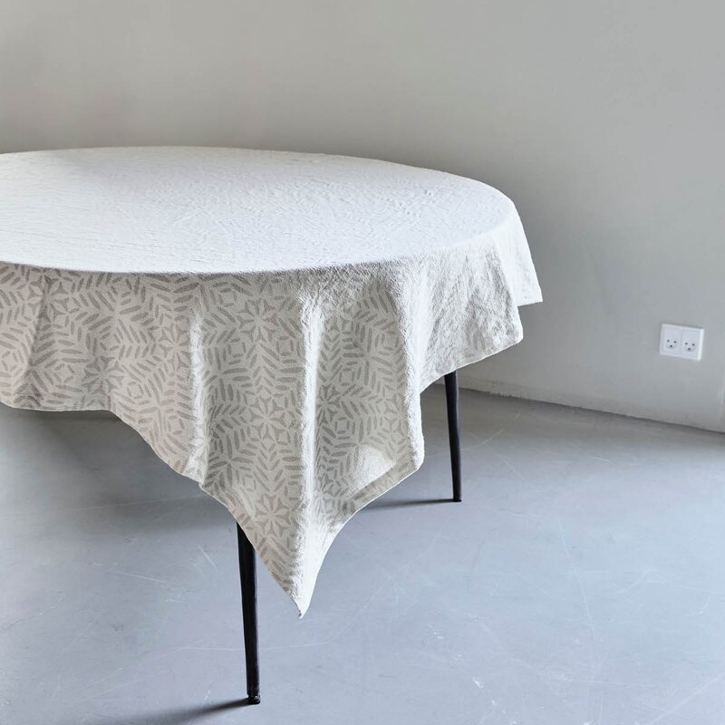 House Doctor Clip duk i bomull 150x150 cm hvit/grå