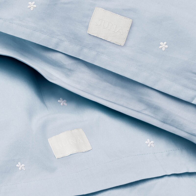 Juna Daisy sengetøy junior 100x140 cm lys blå
