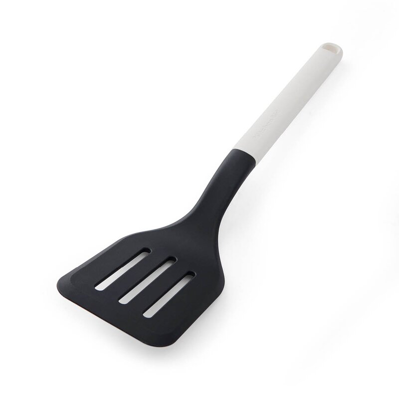 KitchenAid Classic stekespade perforert 34 cm porcelain white