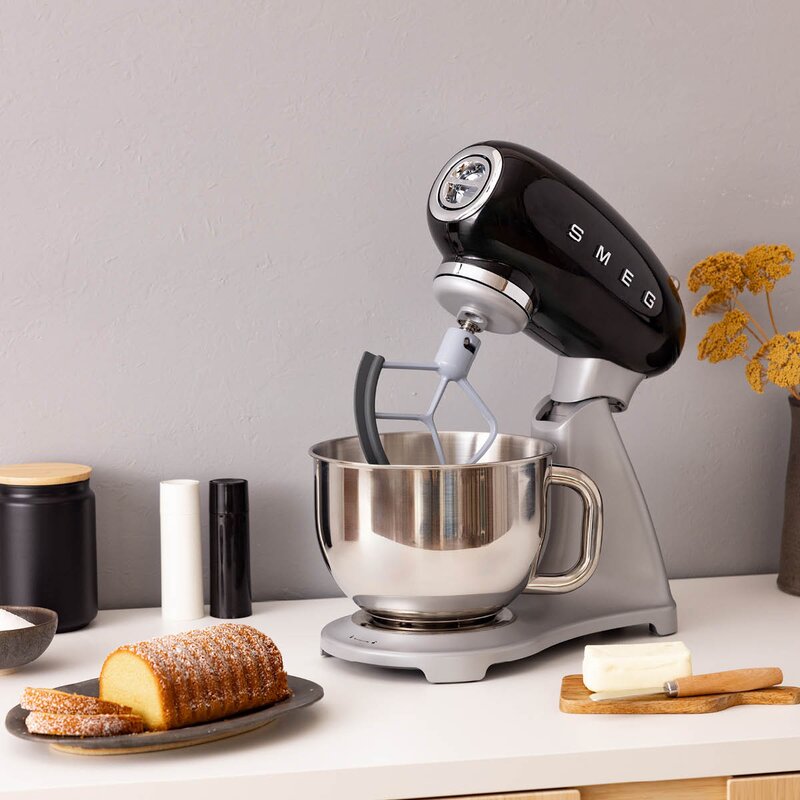SMEG Kjøkkenmaskin SMF04 4,8L svart