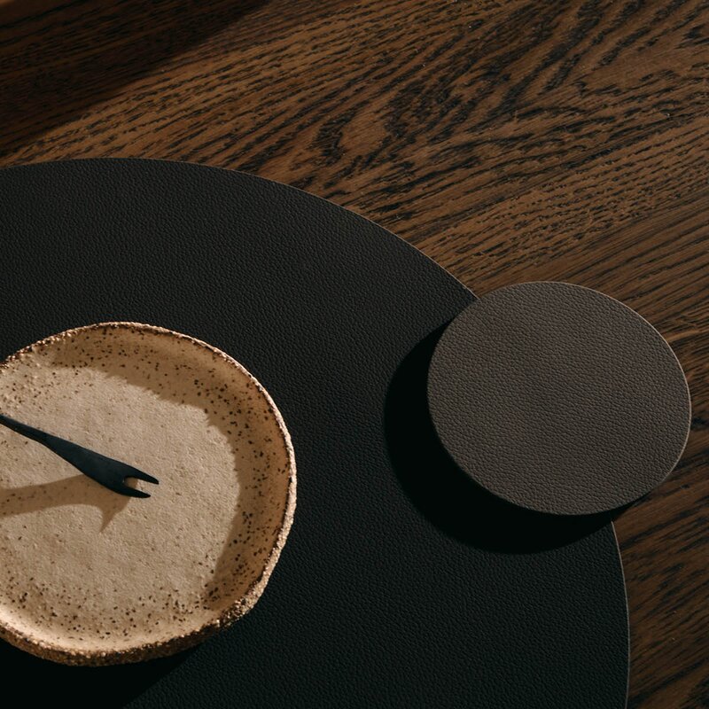 LIND DNA Circle Nupo spisebrikke 38 cm Black Ink