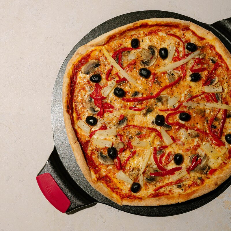 Lodge Cast Iron Classic Bakeware pizzastein med silikongrep 38x38 cm